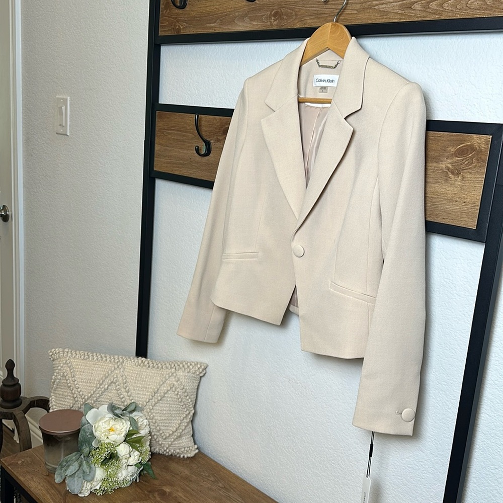 NWT Calvin Klein Cream Suit Jacket - size 6 - Fully Lined
